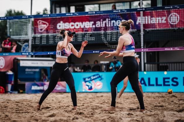 Beachvolleyball Frauen Allianz German Beach Tour 2025 Tourstop Hamburg 01.06.2025 v.l. Lisa-Sophie Kotzan und Tabea Schwarz jubeln Hamburg Active City Arena Heiligengeistf Hamburg Deutschland