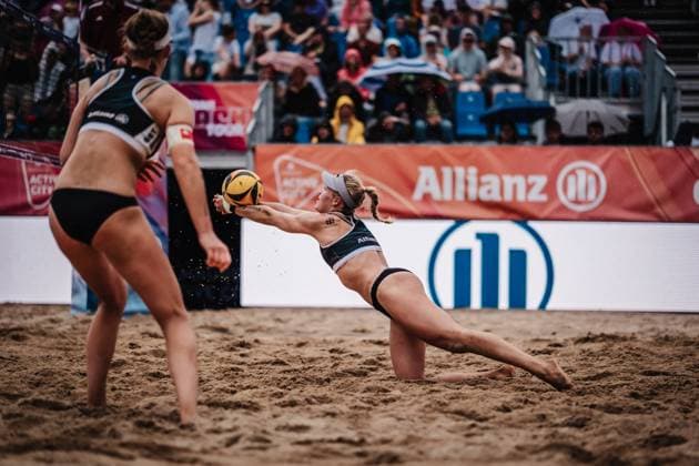 Beachvolleyball Frauen Allianz German Beach Tour 2025 Tourstop Hamburg 01.06.2025 Melanie Paul springt zum Ball Hamburg Active City Arena Heiligengeistf Hamburg Deutschland