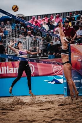 Beachvolleyball Frauen Allianz German Beach Tour 2025 Tourstop Hamburg 01.06.2025 Lisa-Sophie Kotzan beim Angriff Hamburg Active City Arena Heiligengeistf Hamburg Deutschland