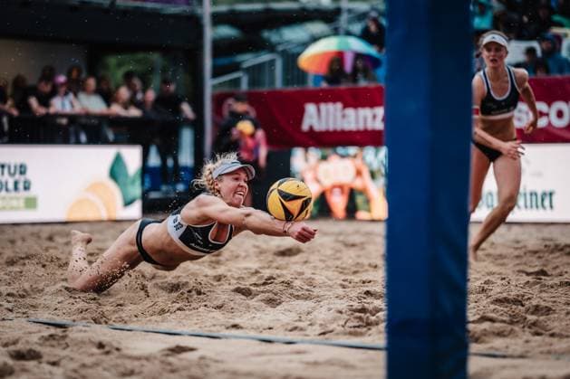 Beachvolleyball Frauen Allianz German Beach Tour 2025 Tourstop Hamburg 01.06.2025 Melanie Paul springt zum Ball Hamburg Active City Arena Heiligengeistf Hamburg Deutschland