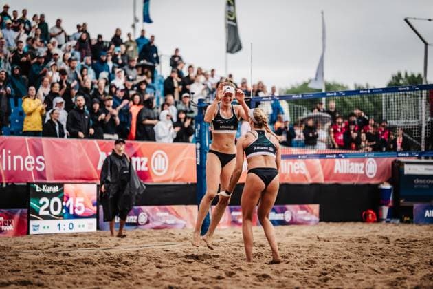 Beachvolleyball Frauen Allianz German Beach Tour 2025 Tourstop Hamburg 01.06.2025 v.l. Lea Kunst und Melanie Paul jubeln nach dem Sieg und dem Einzug ins Finale Hamburg Active City Arena Heiligengeistf Hamburg Deutschland