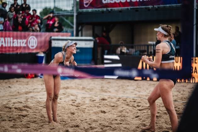 Beachvolleyball Frauen Allianz German Beach Tour 2025 Tourstop Hamburg 01.06.2025 v.l. Melanie Paul und Lea Kunst jubeln nach dem Sieg und dem Einzug ins Finale Hamburg Active City Arena Heiligengeistf Hamburg Deutschland