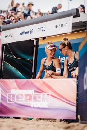 Beachvolleyball Frauen Allianz German Beach Tour 2025 Tourstop Hamburg 01.06.2025 v.l. Linda Bock und Louisa Lippmann vor dem Einlauf in die Arena Hamburg Active City Arena Heiligengeistf Hamburg Deutschland