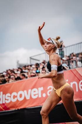Beachvolleyball Frauen Allianz German Beach Tour 2025 Tourstop Hamburg 01.06.2025 Linda Bock läuft in das Stadion ein Hamburg Active City Arena Heiligengeistf Hamburg Deutschland