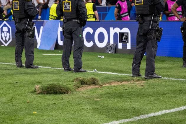 Beschaedigter Rasen, ausgerissener Rasen. Polizei vor den Pariser Fans. GER, Paris Saint-Germain vs. Inter Mailand, Fussball, Herren, UEFA Champions League Finale Muenchen 2025, Spielzeit 2024 2025, 31.05.2025, GER, Paris Saint-Germain vs. Inter Mailand, Fussball, Herren, UEFA Champions League Finale Muenchen 2025, Spielzeit 2024 2025, 31.05.2025 Muenchen Copyright: xEibner-Pressefoto WolfgangxFrankx EP_WFK