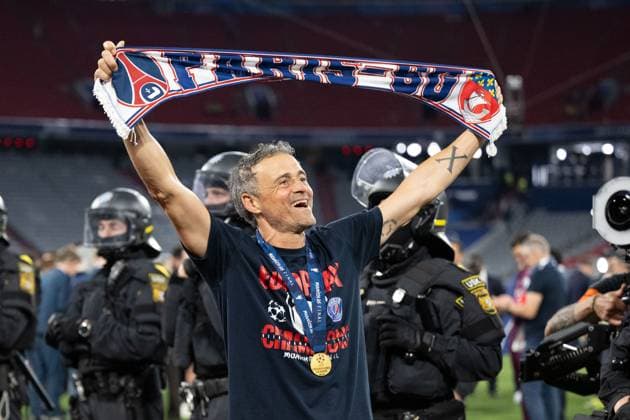 Luis Enrique (Paris Saint-Germain, Trainer, Cheftrainer) feiert mit Fanschal und Medaille. GER, Paris Saint-Germain vs. Inter Mailand, Fussball, Herren, UEFA Champions League Finale Muenchen 2025, Spielzeit 2024 2025, 31.05.2025, GER, Paris Saint-Germain vs. Inter Mailand, Fussball, Herren, UEFA Champions League Finale Muenchen 2025, Spielzeit 2024 2025, 31.05.2025 Muenchen Copyright: xEibner-Pressefoto WolfgangxFrankx EP_WFK