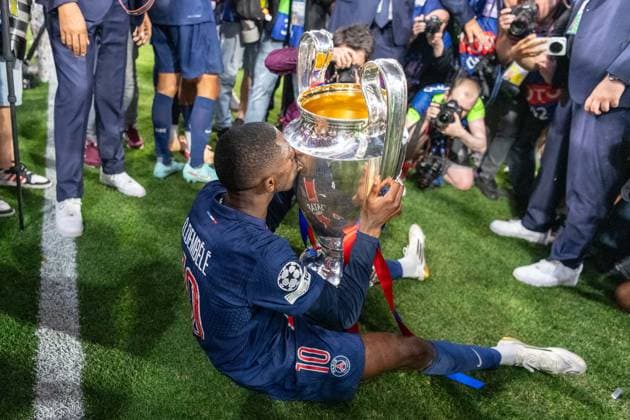 Ousmane Dembele (Paris Saint-Germain, 10) kuesst die UEFA-Champions-League-Trophaee, Pokal GER, Paris Saint-Germain vs. Inter Mailand, Fussball, Herren, UEFA Champions League Finale Muenchen 2025, Spielzeit 2024 2025, 31.05.2025, GER, Paris Saint-Germain vs. Inter Mailand, Fussball, Herren, UEFA Champions League Finale Muenchen 2025, Spielzeit 2024 2025, 31.05.2025 Muenchen Copyright: xEibner-Pressefoto WolfgangxFrankx EP_WFK