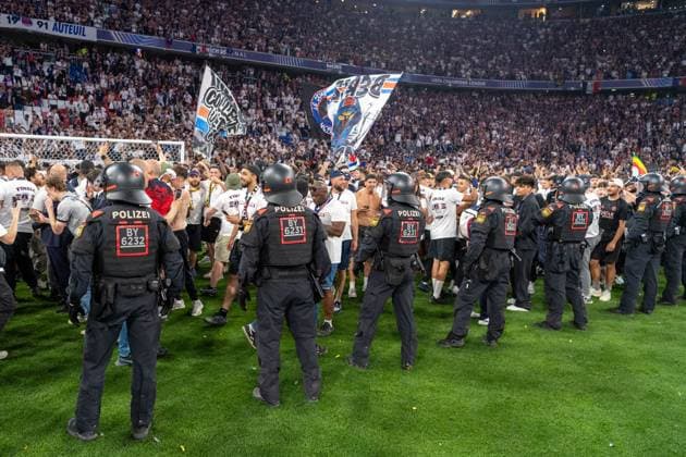 Platzstrum der Pariser Fans, Polizei draengt die Fans zurueck. GER, Paris Saint-Germain vs. Inter Mailand, Fussball, Herren, UEFA Champions League Finale Muenchen 2025, Spielzeit 2024 2025, 31.05.2025, GER, Paris Saint-Germain vs. Inter Mailand, Fussball, Herren, UEFA Champions League Finale Muenchen 2025, Spielzeit 2024 2025, 31.05.2025 Muenchen Copyright: xEibner-Pressefoto WolfgangxFrankx EP_WFK