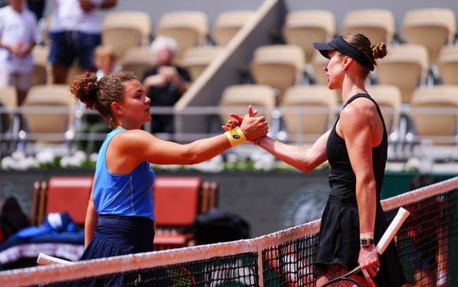 A dejected Jasmine Paolini shakes hands after losing her fourth round match to Elina Svitolina French Open Tennis, Day Eight, Tennis, Roland Garros, Paris, France - 01 Jun 2025 EDITORIAL USE ONLY No use with unauthorised audio, video, data, fixture lists, club league logos or live services. Online in-match use limited to 120 images, no video emulation. No use in betting, games or single club league player publications. Copyright: xJavierxGarcia Shutterstockx 15334656u