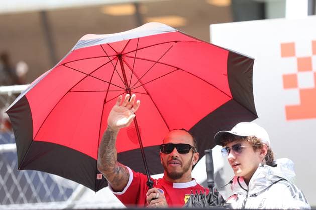 Lewis Hamilton of Great Britain and Scuderia Ferrari and Andrea Kimi Antonelli of Italy and Mercedes AMG Petronas F1 Team , Race, F1 Grand Prix of Spain, am 01. June 2025 in Barcelona, Spain. (Foto von Diogo Cardoso DeFodi Images) Lewis Hamilton of Great Britain and Scuderia Ferrari and Andrea Kimi Antonelli of Italy and Mercedes AMG Petronas F1 Team , Race, F1 Grand Prix of Spain, Circuit de Barcelona-Catalunya on June 1, 2025 in Barcelona, Spain. (Photo by Diogo Cardoso DeFodi Images)