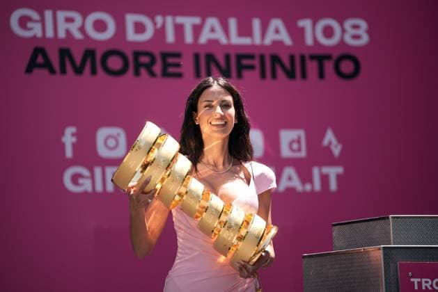 Eleonora Incardona with The trophy (Trofeo senza fine) during the stage 21 of the Giro d™Italia from Roma to Roma, Italy - Sunday, June 01, 2025. - cycling.  Copyright: xMarcoxAlpozzi LaPressex