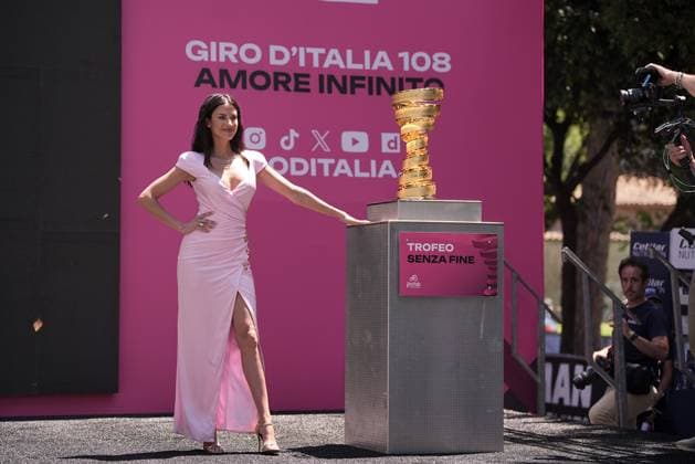 Eleonora Incardona with The trophy (Trofeo senza fine) during the stage 21 of the Giro d™Italia from Roma to Roma, Italy - Sunday, June 01, 2025. - cycling.  Copyright: xMarcoxAlpozzi LaPressex