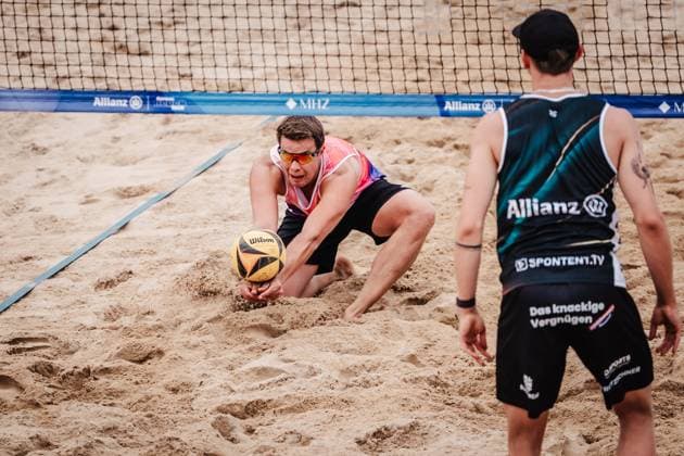 Beachvolleyball Männer Allianz German Beach Tour 2025 Tourstop Hamburg 01.06.2025 Jonas Kaminski spielt den Ball Hamburg Active City Arena Heiligengeistf Hamburg Deutschland