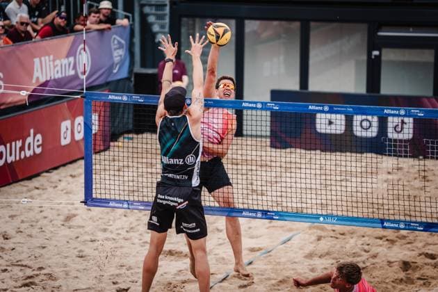 Beachvolleyball Männer Allianz German Beach Tour 2025 Tourstop Hamburg 01.06.2025 Jonas Kaminski beim Angriff Hamburg Active City Arena Heiligengeistf Hamburg Deutschland