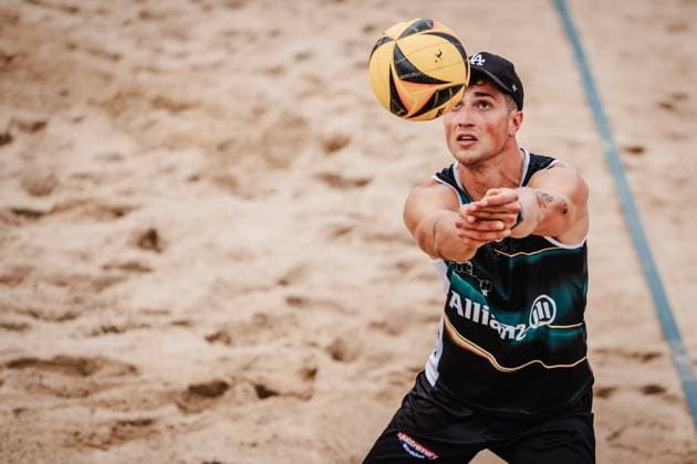 Beachvolleyball Männer Allianz German Beach Tour 2025 Tourstop Hamburg 01.06.2025 Sven Winter spielt den Ball Hamburg Active City Arena Heiligengeistf Hamburg Deutschland