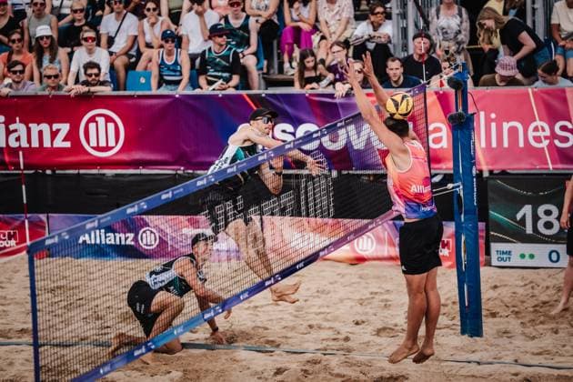Beachvolleyball Männer Allianz German Beach Tour 2025 Tourstop Hamburg 01.06.2025 v.l. Lukas Pfretzschner beim Angriff gegen Jonas Kaminski Hamburg Active City Arena Heiligengeistf Hamburg Deutschland