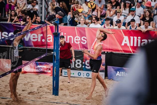 Beachvolleyball Männer Allianz German Beach Tour 2025 Tourstop Hamburg 01.06.2025 Jonas Kaminski beim Angriff Hamburg Active City Arena Heiligengeistf Hamburg Deutschland