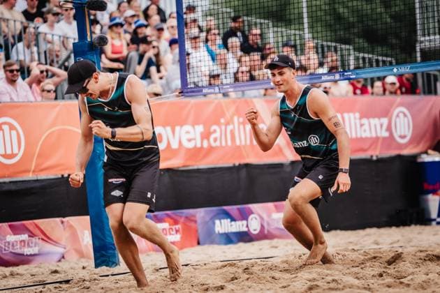 Beachvolleyball Männer Allianz German Beach Tour 2025 Tourstop Hamburg 01.06.2025 v.l. Lukas Pfretzschner und Sven Winter jubeln Hamburg Active City Arena Heiligengeistf Hamburg Deutschland