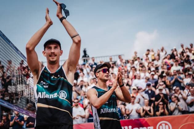 Beachvolleyball Männer Allianz German Beach Tour 2025 Tourstop Hamburg 01.06.2025 v.l. Lukas Pfretzschner und Sven Winter freuen sich über den Sieg im Halbfinale Hamburg Active City Arena Heiligengeistf Hamburg Deutschland