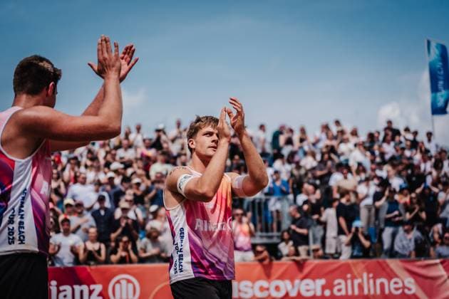 Beachvolleyball Männer Allianz German Beach Tour 2025 Tourstop Hamburg 01.06.2025 v.l. Jonas Kaminski und Luis Kubo nach der Niederlage im Halbfinale Hamburg Active City Arena Heiligengeistf Hamburg Deutschland