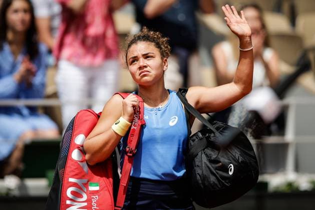 June 1, 2025, Paris, France, France: Jasmine PAOLINI of Italy looks dejected during the eighth day of Roland-Garros 2025, French Open 2025, Grand Slam tennis tournament at Roland-Garros Stadium on June 01, 2025 in Paris, France. Paris France - ZUMAm308 20250601_zsp_m308_005 Copyright: xMatthieuxMirvillex