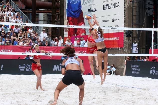 Beach Pro Tour Ostrava, 01.06.2025 Beach Pro Tour Ostrava, Beach-Volleyball, Elite16, Ostrava, 01.06.2025 Bild: Vergé-Dépré, Anouk (SUI, 1, im Block) und Vergé-Dépré, Zoé (SUI, 2) gegen Klinger, Dorina (AUT, 1, im Angriff) und Klinger, Ronja (AUT, 2), Spiel um Bronze Copyright: xBEAUTIFULxSPORTS NilsxKoepkex
