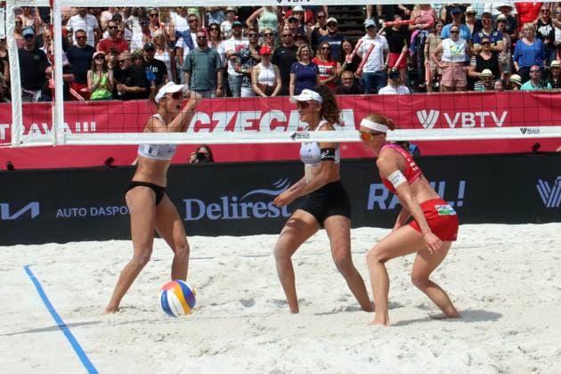 Beach Pro Tour Ostrava, 01.06.2025 Beach Pro Tour Ostrava, Beach-Volleyball, Elite16, Ostrava, 01.06.2025 Bild: Jubel nach Matchball von Vergé-Dépré, Anouk (SUI, 1) mit Vergé-Dépré, Zoé (SUI, 2), vorne enttäuschte Dorina, Klinger (AUT, 1), Spiel um Bronze Copyright: xBEAUTIFULxSPORTS NilsxKoepkex