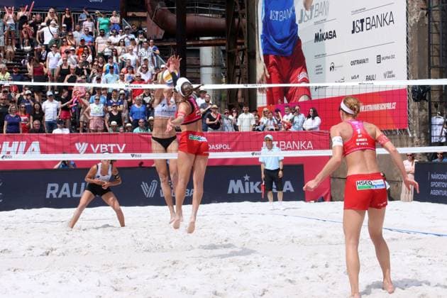 Beach Pro Tour Ostrava, 01.06.2025 Beach Pro Tour Ostrava, Beach-Volleyball, Elite16, Ostrava, 01.06.2025 Bild: Vergé-Dépré, Anouk (SUI, 1, im Block) und Vergé-Dépré, Zoé (SUI, 2) gegen Klinger, Dorina (AUT, 1) und Klinger, Ronja (AUT, 2 , im Angriff), Spiel um Bronze Copyright: xBEAUTIFULxSPORTS NilsxKoepkex