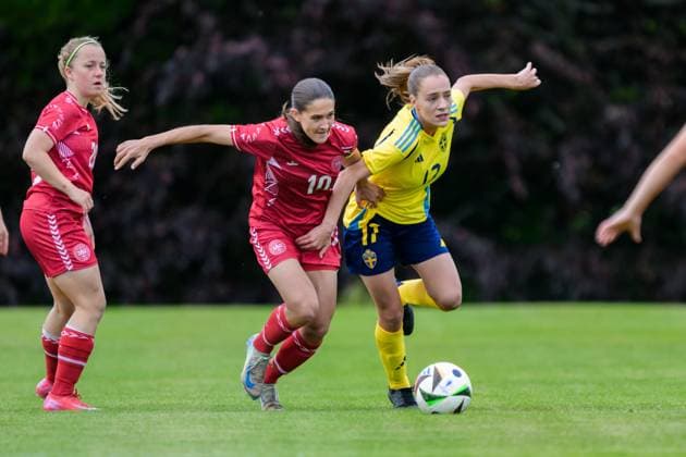 250601 Ida-Sofie Rathe of Denmark and Augusta Priks of Sweden during the International Friendly, Länderspiel, Nationalmannschaft football match between Sweden and Denmark on June 1, 2025 in Borgholm. Photo: Suvad Mrkonjic BILDBYRAN COP 170 SM0400 fotboll football soccer fotball u18 f18 sverige sweden danmark denmark dambbeng Copyright: SUVADxMRKONJIC BB250601SM012