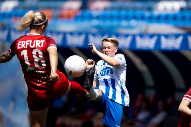 Regionalliga-Nordost Frauen: F.C. Hansa Rostock vs. 1. FFV Erfurt; Rostock; 01.06.2025 Vivien Knappe ( 2; F.C. Hansa Rostock) gegen Mandy Uhl ( 18; 1. FFV Erfurt) Regionalliga-Nordost Frauen: F.C. Hansa Rostock vs. 1. FFV Erfurt; Ostseestadion Rostock; 01.06.2025 Copyright: xBEAUTIFULxSPORTS Duehringx
