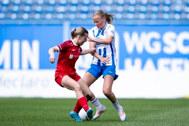 Regionalliga-Nordost Frauen: F.C. Hansa Rostock vs. 1. FFV Erfurt; Rostock; 01.06.2025 Laurentia Köhler ( 6; F.C. Hansa Rostock) gegen Kira Hasenbein ( 15; 1. FFV Erfurt) Regionalliga-Nordost Frauen: F.C. Hansa Rostock vs. 1. FFV Erfurt; Ostseestadion Rostock; 01.06.2025 Copyright: xBEAUTIFULxSPORTS Duehringx