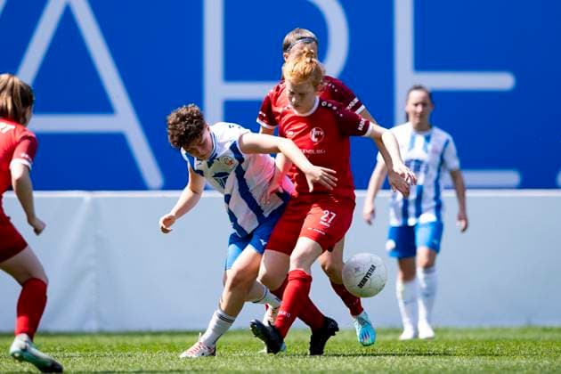 Regionalliga-Nordost Frauen: F.C. Hansa Rostock vs. 1. FFV Erfurt; Rostock; 01.06.2025 Elly Böttcher ( 9; F.C. Hansa Rostock) gegen Antonia Janssen ( 27; 1. FFV Erfurt) Regionalliga-Nordost Frauen: F.C. Hansa Rostock vs. 1. FFV Erfurt; Ostseestadion Rostock; 01.06.2025 Copyright: xBEAUTIFULxSPORTS Duehringx