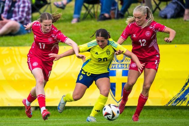 250601 Andrea Thierry of Denmark and Filippa Sjöström of Sweden and Martha Volquards Hesselholt of Denmark during the International Friendly, Länderspiel, Nationalmannschaft football match between Sweden and Denmark on June 1, 2025 in Borgholm. Photo: Suvad Mrkonjic BILDBYRAN COP 170 SM0400 fotboll football soccer fotball u18 f18 sverige sweden danmark denmark dambbeng Copyright: SUVADxMRKONJIC BB250601SM018