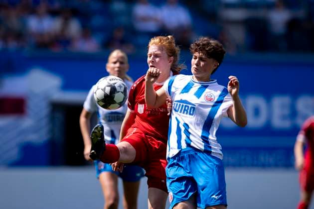 Regionalliga-Nordost Frauen: F.C. Hansa Rostock vs. 1. FFV Erfurt; Rostock; 01.06.2025 Antonia Janssen ( 27; 1. FFV Erfurt) gegen Elly Böttcher ( 9; F.C. Hansa Rostock) Regionalliga-Nordost Frauen: F.C. Hansa Rostock vs. 1. FFV Erfurt; Ostseestadion Rostock; 01.06.2025 Copyright: xBEAUTIFULxSPORTS Duehringx