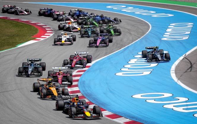 BARCELONA - Max Verstappen (Red Bull Racing) ahead of Lando Norris (McLaren), Lewis Hamilton (Ferrari), George Russell (Mercedes) and Charles Leclerc (Ferrari) in action at the Circuit de Barcelona-Catalunya during the Spanish Grand Prix. ANP SANDER KING xVIxANPxSportx xxANPxIVx 529105722 originalFilename: 529105722.jpg