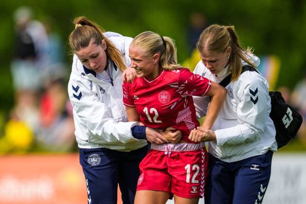 250601 Martha Volquards Hesselholt of Denmark leaves the pitch after being injured during the International Friendly, Länderspiel, Nationalmannschaft football match between Sweden and Denmark on June 1, 2025 in Borgholm. Photo: Suvad Mrkonjic BILDBYRAN COP 170 SM0400 fotboll football soccer fotball u18 f18 sverige sweden danmark denmark dambbeng skada Copyright: SUVADxMRKONJIC BB250601SM054