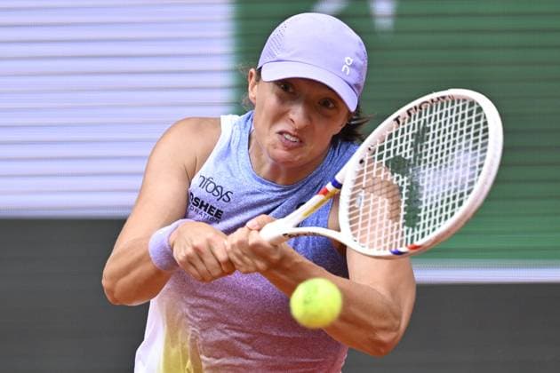 2025 Roland-Garros - Day 8 PARIS, FRANCE - JUNE 01: Elena Rybakina (not seen) of Kazakhstan in action against Iga Swiatek of Poland during the Women s Singles Fourth Round match on Day Eight of the 2025 French Open at Roland Garros on June 01, 2025 in Paris, France. Burak Akbulut Anadolu Paris France. Editorial use only. Please get in touch for any other usage.  Copyright: x2025xAnadoluxBurakxAkbulutx
