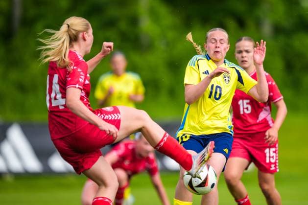 250601 Asta Kynde of Denmark and Nova Selin of Sweden during the International Friendly, Länderspiel, Nationalmannschaft football match between Sweden and Denmark on June 1, 2025 in Borgholm. Photo: Suvad Mrkonjic BILDBYRAN COP 170 SM0400 fotboll football soccer fotball u18 f18 sverige sweden danmark denmark dambbeng Copyright: SUVADxMRKONJIC BB250601SM067