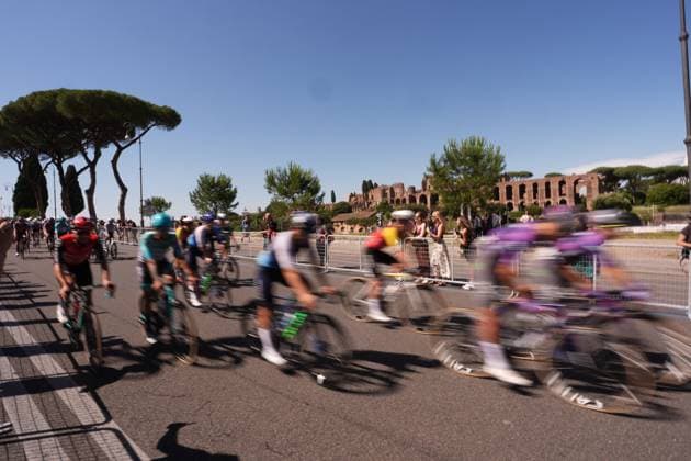 The pack rides to Circo Massimo during the stage 21 of the Giro d™Italia from Roma to Roma, Italy - Sunday, June 01, 2025. - cycling.  Copyright: xMassimoxPaolone LaPressex