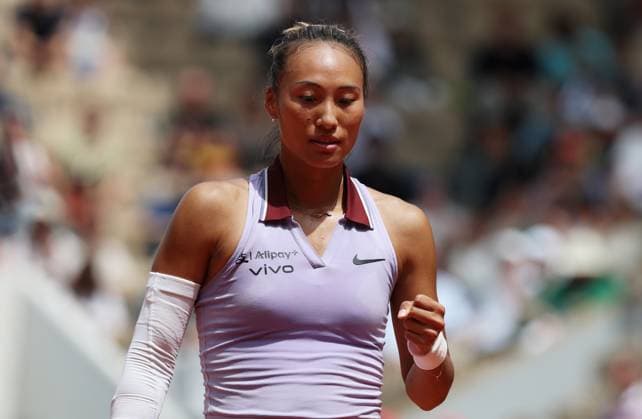 (250601) -- PARIS, June 1, 2025 -- Zheng Qinwen celebrates during the women s singles 4th round match between Liudmila Samsonova of Russia and Zheng Qinwen of China at the French Open tennis tournament at Roland Garros, Paris, France, June 1, 2025. ) (SP)FRANCE-PARIS-TENNIS-FRENCH OPEN-WOMEN S SINGLES GaoxJing 