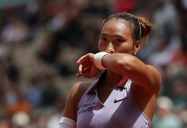(250601) -- PARIS, June 1, 2025 -- Zheng Qinwen reacts during the women s singles 4th round match between Liudmila Samsonova of Russia and Zheng Qinwen of China at the French Open tennis tournament at Roland Garros, Paris, France, June 1, 2025. ) (SP)FRANCE-PARIS-TENNIS-FRENCH OPEN-WOMEN S SINGLES GaoxJing 