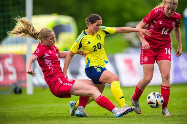 250601 Silke Lynge Larsen of Denmark and Filippa Sjöström of Sweden and Asta Kynde of Denmark during the International Friendly, Länderspiel, Nationalmannschaft football match between Sweden and Denmark on June 1, 2025 in Borgholm. Photo: Suvad Mrkonjic BILDBYRAN COP 170 SM0400 fotboll football soccer fotball u18 f18 sverige sweden danmark denmark dambbeng Copyright: SUVADxMRKONJIC BB250601SM094