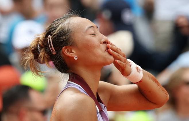 (250601) -- PARIS, June 1, 2025 -- Zheng Qinwen celebrates after the women s singles 4th round match between Liudmila Samsonova of Russia and Zheng Qinwen of China at the French Open tennis tournament at Roland Garros, Paris, France, June 1, 2025. ) (SP)FRANCE-PARIS-TENNIS-FRENCH OPEN-WOMEN S SINGLES GaoxJing 