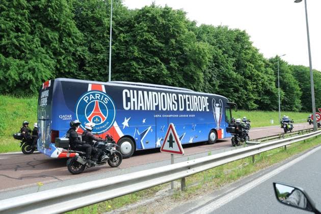 Ligue des Champions : Les joueurs du PSG atterrissent à CDG PHOTOPQR LE PARISIEN Olivier Arandel ; Roissy-en-France ; 01 06 2025 ; Aéroport de Roissy, France Dimanche 1er juin 2025 Football Ligue des Champions PSG - Inter de Milan Victorieux en Ligue des Champions 5-0, le Paris-Saint-Germain arrive en France pour célébrer sa victoire avec ses supporters. LP Olivier Arandel the PSG team bus drives along the A1 motorway Paris outskirts, on June 1, 2025, a day after PSG won the 2025 UEFA Champions League final football match against Inter Milan in Munich.