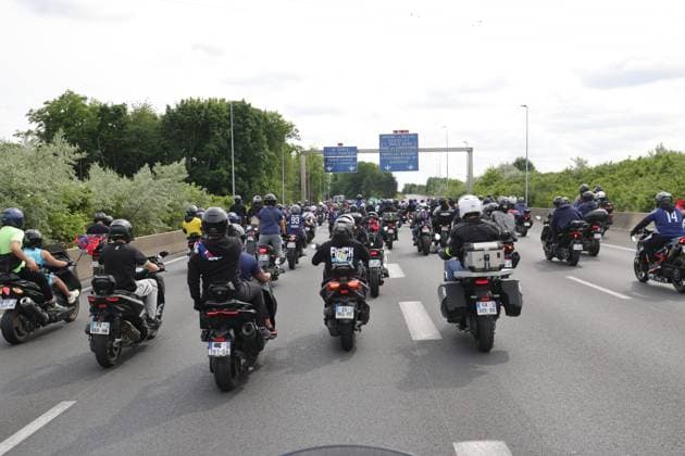 Ligue des Champions : Les joueurs du PSG atterrissent à CDG PHOTOPQR LE PARISIEN Olivier Arandel ; Roissy-en-France ; 01 06 2025 ; Aéroport de Roissy, France Dimanche 1er juin 2025 Football Ligue des Champions PSG - Inter de Milan Victorieux en Ligue des Champions 5-0, le Paris-Saint-Germain arrive en France pour célébrer sa victoire avec ses supporters. LP Olivier Arandel the PSG team bus drives along the A1 motorway Paris outskirts, on June 1, 2025, a day after PSG won the 2025 UEFA Champions League final football match against Inter Milan in Munich.