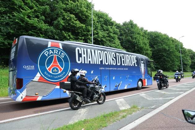 Ligue des Champions : Les joueurs du PSG atterrissent à CDG PHOTOPQR LE PARISIEN Olivier Arandel ; Roissy-en-France ; 01 06 2025 ; Aéroport de Roissy, France Dimanche 1er juin 2025 Football Ligue des Champions PSG - Inter de Milan Victorieux en Ligue des Champions 5-0, le Paris-Saint-Germain arrive en France pour célébrer sa victoire avec ses supporters. LP Olivier Arandel the PSG team bus drives along the A1 motorway Paris outskirts, on June 1, 2025, a day after PSG won the 2025 UEFA Champions League final football match against Inter Milan in Munich.