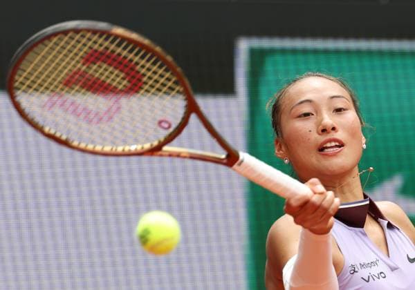(250601) -- PARIS, June 1, 2025 -- Zheng Qinwen hits a return during the women s singles 4th round match between Liudmila Samsonova of Russia and Zheng Qinwen of China at the French Open tennis tournament at Roland Garros, Paris, France, June 1, 2025. ) (SP)FRANCE-PARIS-TENNIS-FRENCH OPEN-WOMEN S SINGLES GaoxJing 