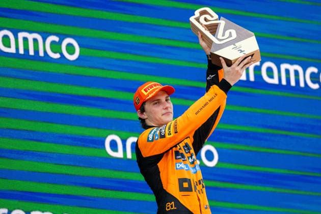 Oscar Piastri (McLaren Formula 1 Team, Australien, 81) jubelt auf dem Podium bei der Siegerehrung mit Pokal ueber den Sieg, ESP, Formel 1 Weltmeisterschaft, Aramco Grand Prix von Spanien, Circuit de Barcelona Catalunya, Rennen, Saison 2025, 01.06.2025 ESP, Formel 1 Weltmeisterschaft, Aramco Grand Prix von Spanien, Circuit de Barcelona Catalunya, Rennen, Saison 2025, 01.06.2025 Barcelona Copyright: xEibner-Pressefoto Memmlerx EP_MMR