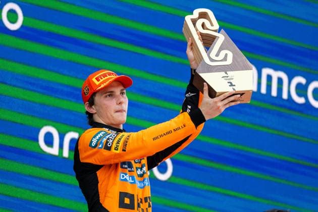Oscar Piastri (McLaren Formula 1 Team, Australien, 81) jubelt auf dem Podium bei der Siegerehrung mit Pokal ueber den Sieg, ESP, Formel 1 Weltmeisterschaft, Aramco Grand Prix von Spanien, Circuit de Barcelona Catalunya, Rennen, Saison 2025, 01.06.2025 ESP, Formel 1 Weltmeisterschaft, Aramco Grand Prix von Spanien, Circuit de Barcelona Catalunya, Rennen, Saison 2025, 01.06.2025 Barcelona Copyright: xEibner-Pressefoto Memmlerx EP_MMR