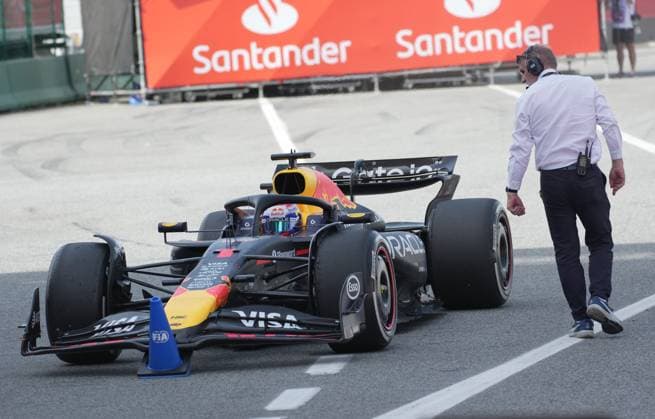 Sport Bilder des Tages 01.06.2025, Circuit de Catalunya, Barcelona, Formel 1 Aramco Grand Prix von Spanien 2025 , im Bild Ein gefrusteter Max Verstappen (NLD), Oracle Red Bull Racing nach dem Rennen. (Photo by Hasan Bratic DeFodi Images)